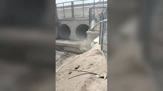 Gergaji kawat perayap untuk memotong jembatan