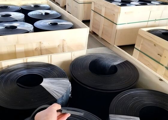 Urethane Conveyor Skirting Beveled Edge 65A Kekerasan Sistem Penanganan Bahan Bulk